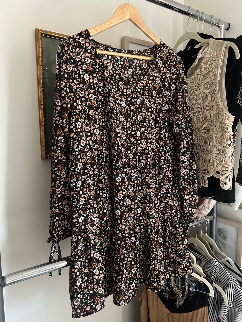 Wild fable M Floral Tiered Long-Sleeve mini Dress in Black orange pink